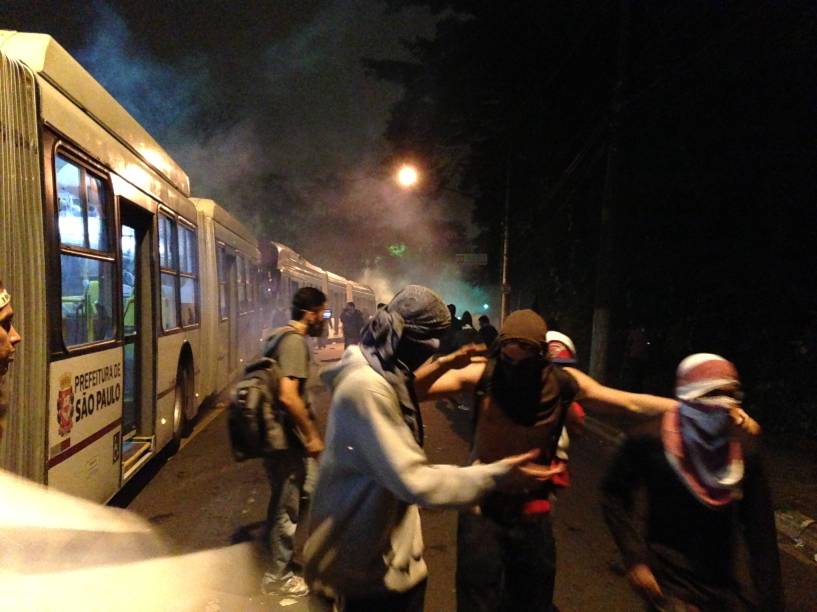 	Manifestantes fogem das bombas de efeito moral&nbsp;