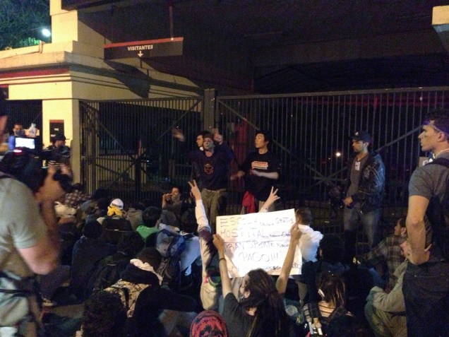 	Manifestantes em frente a um dos port&otilde;es do Pal&aacute;cio dos Bandeirantes&nbsp;
