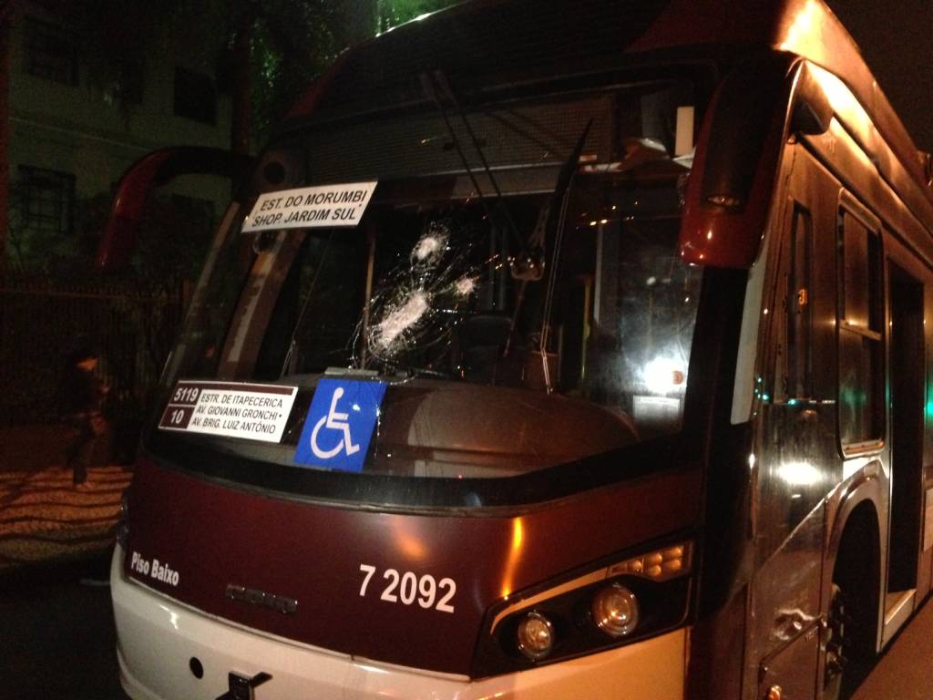 	Vidro de &ocirc;nibus &eacute; quebrado durante confronto no Pal&aacute;cio dos Bandeirantes