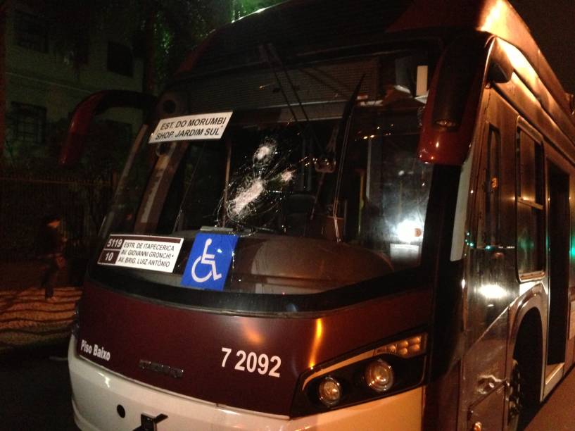 Vidro de ônibus é quebrado durante confronto no Palácio dos Bandeirantes Vidro de ônibus é quebrado durante confronto no Palácio dos Bandeirantes
