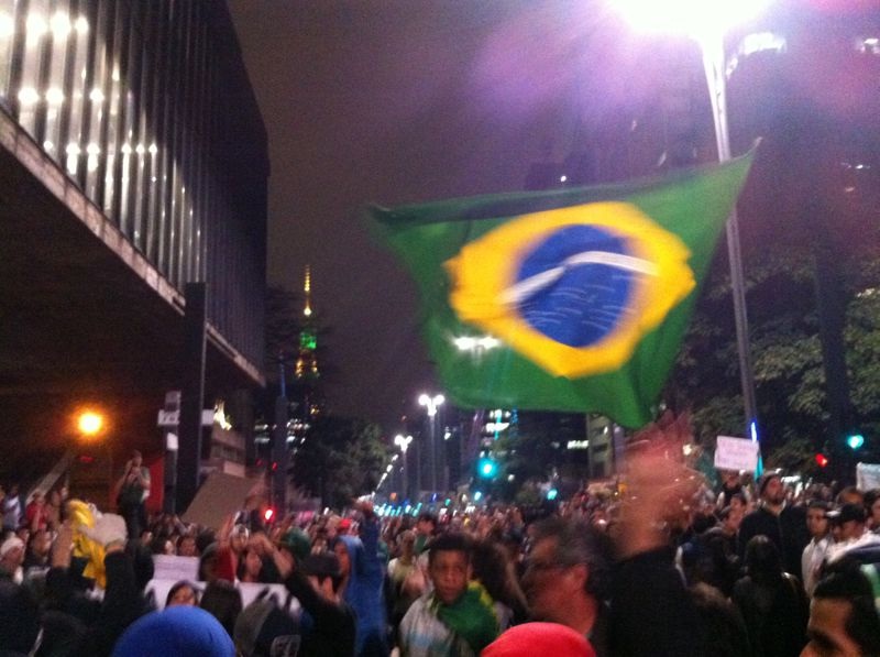 20h30: manifestantes fecham a av. Paulista e se re&uacute;nem no v&atilde;o do Masp