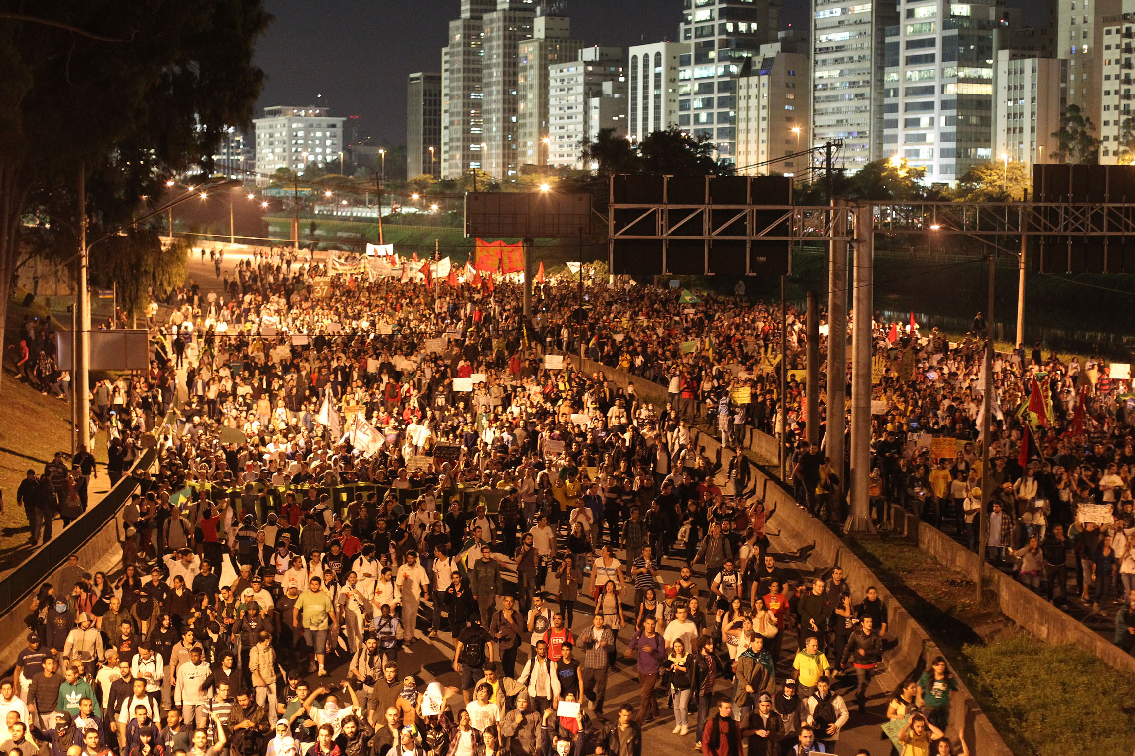 Manifestantes ocupam a Marginal Pinheiros no quinto dia de manifesta&ccedil;&otilde;es