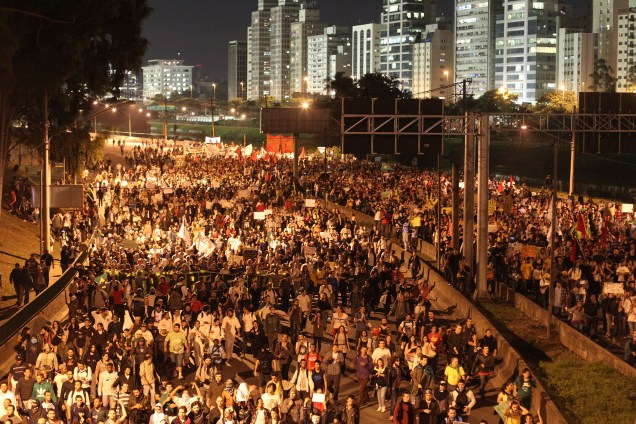 Manifestantes ocupam a Marginal Pinheiros no quinto dia de manifesta&ccedil;&otilde;es