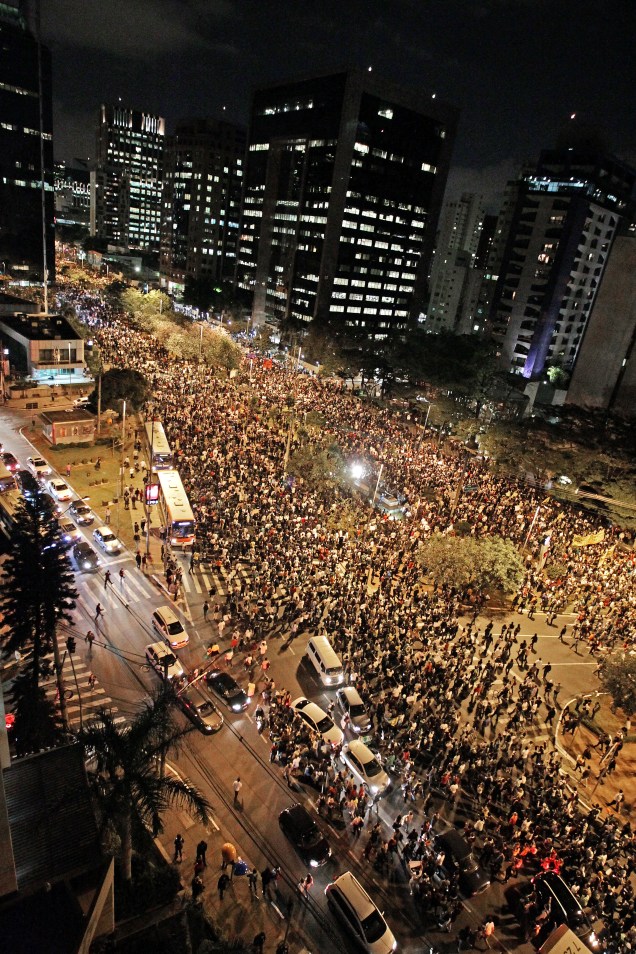 Manifestantes ocupam diversas vias de São Paulo para protestar contra o reajuste do transporte público Manifestantes ocupam diversas vias de São Paulo para protestar contra o reajuste do transporte público