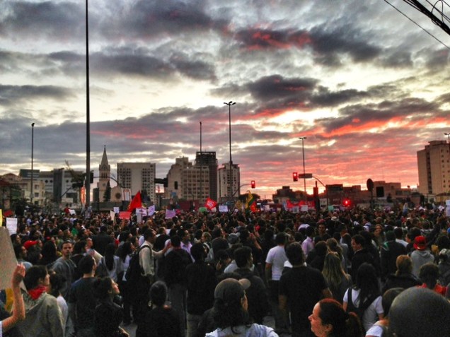 Manifestantes na Avenida Faria Lima: estimativa &eacute; de que pelo menos 30 000 pessoas estejam nas ruas