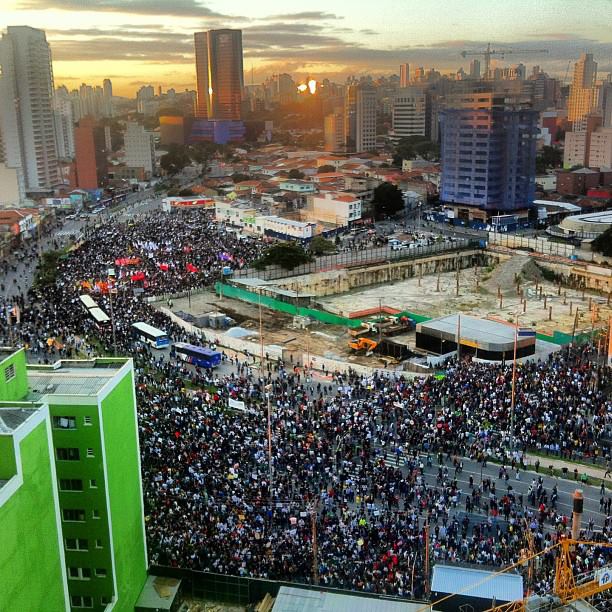 17h 52: foto do alto de um pr&eacute;dio mostra os manifestantes reunidos no Largo da Batata