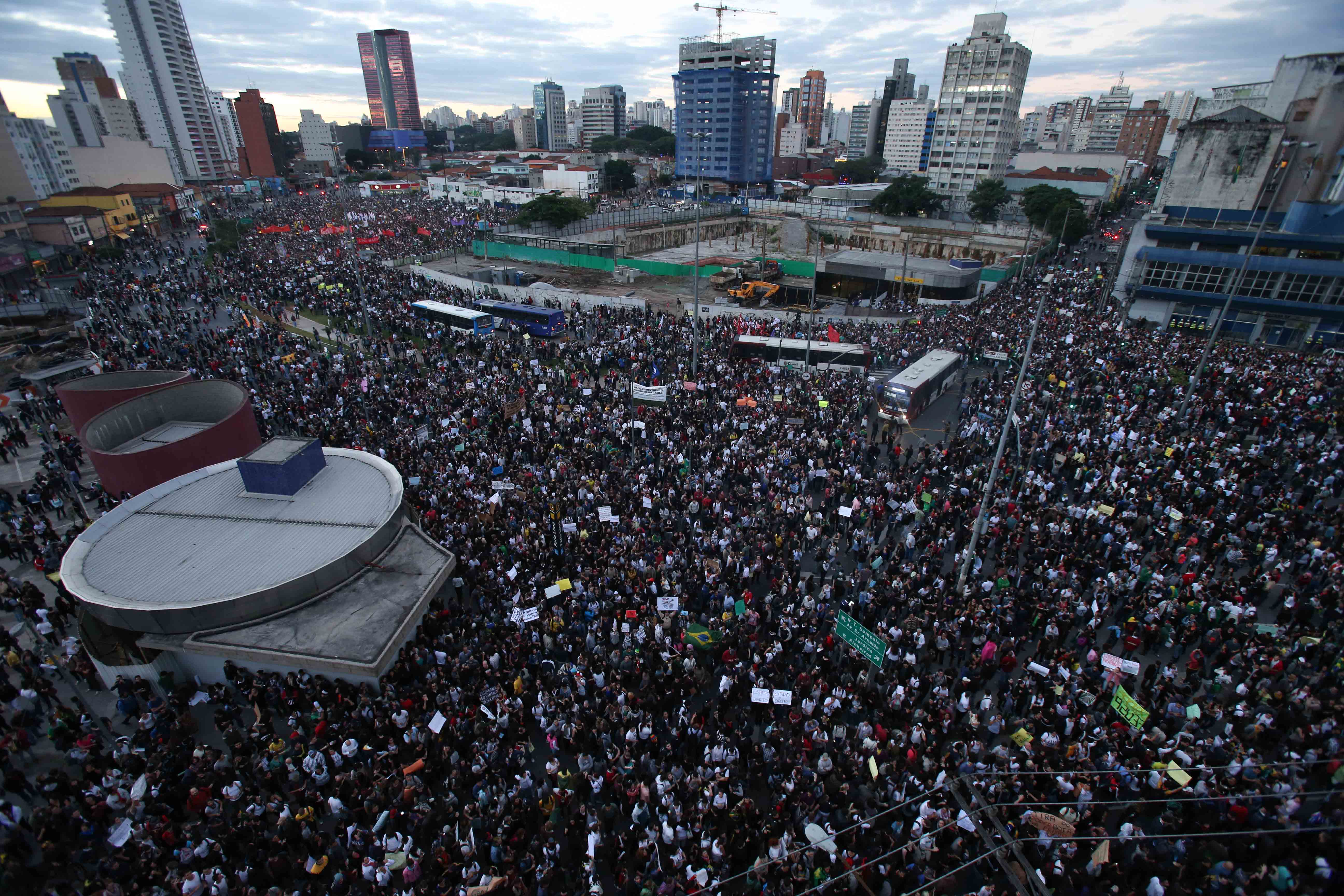 17h45: Cerca de 30 000 pessoas se re&uacute;nem no Largo da Batata nesta segunda