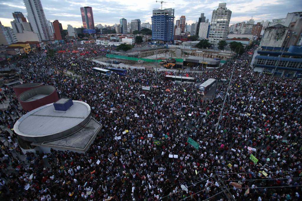 17h45: Cerca de 30 000 pessoas se re&uacute;nem no Largo da Batata nesta segunda