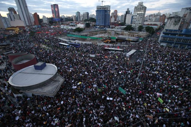 17h45: Cerca de 30 000 pessoas se re&uacute;nem no Largo da Batata nesta segunda