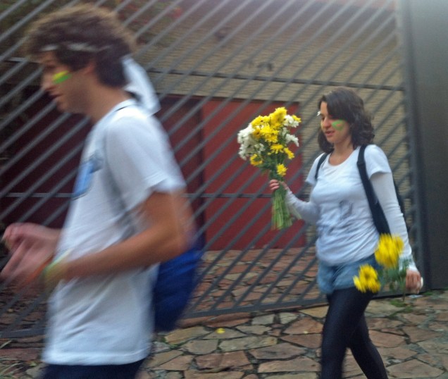 17h45: Mo&ccedil;a carrega flores em Pinheiros, perto do Largo da Batata, para a manifesta&ccedil;&atilde;o
