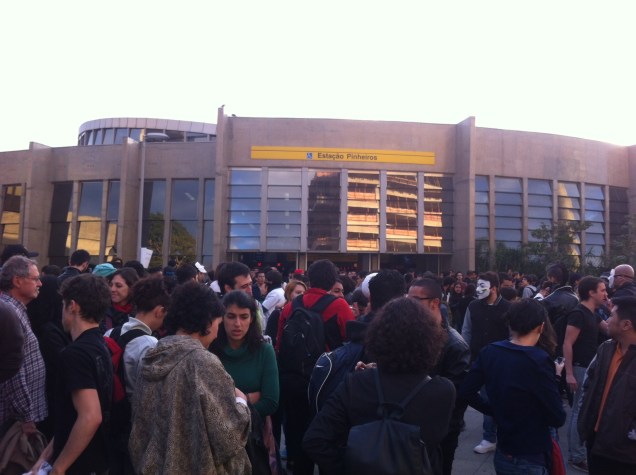 17h02: movimento na esta&ccedil;&atilde;o Pinheiros do Metr&ocirc;