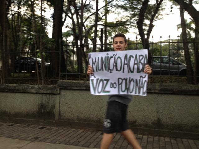 16h54: manifestante desce a rua Teodoro Sampaio em dire&ccedil;&atilde;o ao Largo da Batata