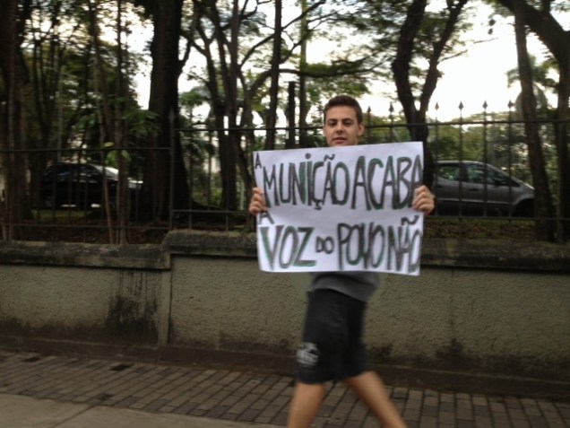 16h54: manifestante desce a rua Teodoro Sampaio em dire&ccedil;&atilde;o ao Largo da Batata
