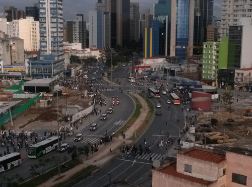 16h30: Tr&acirc;nsito ainda &eacute; tranquilo na Avenida Faria Lima, que ser&aacute; palco de manifesta&ccedil;&atilde;o nesta segunda (17)
