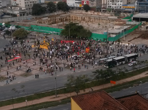 16h40: Manifestantes come&ccedil;am a ocupar o Largo do Batata para o protesto desta segunda (17)