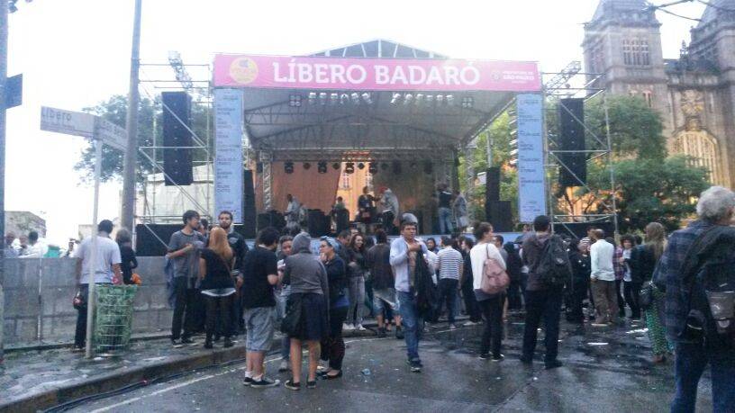 	Ap&oacute;s a chuva: poucas pessoas aguardam a apresenta&ccedil;&atilde;o da banda Apanhador S&oacute;