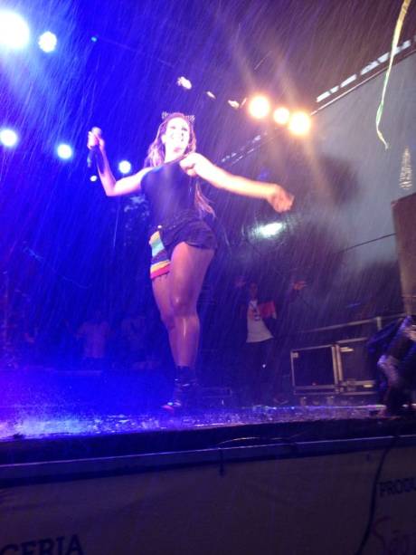 	Valesca Popozuda canta para multid&atilde;o debaixo de chuva com granizo