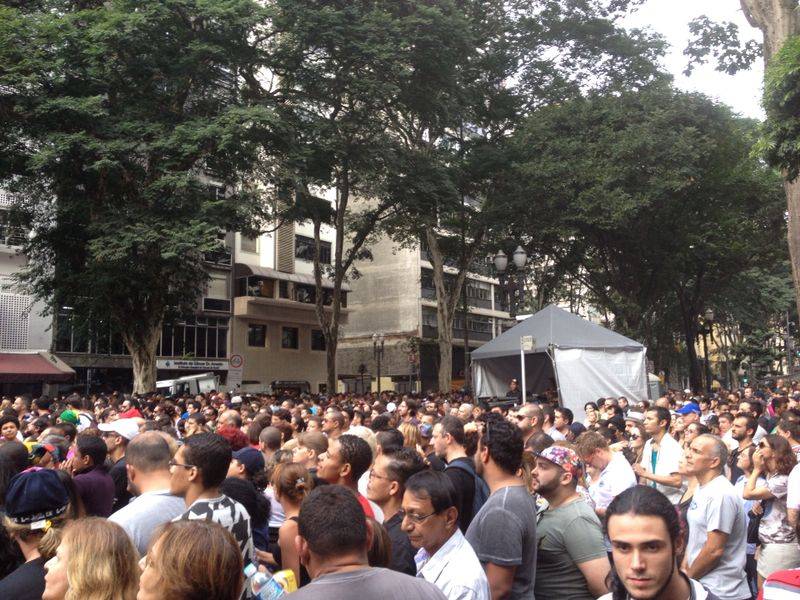 	F&atilde;s lotam o Arouche &agrave; espera de Valesca Popozuda