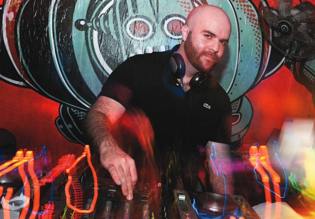 Donos de perfis no Twitter fazem sucesso nas baladas