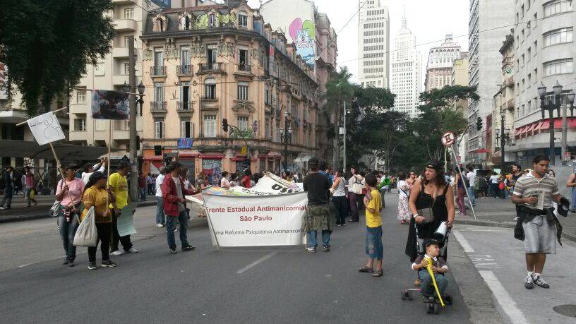	Protesto contra os manic&ocirc;mios: cerca de 300 pessoas em frente &agrave; Galeria do Rock no domingo &agrave; tarde