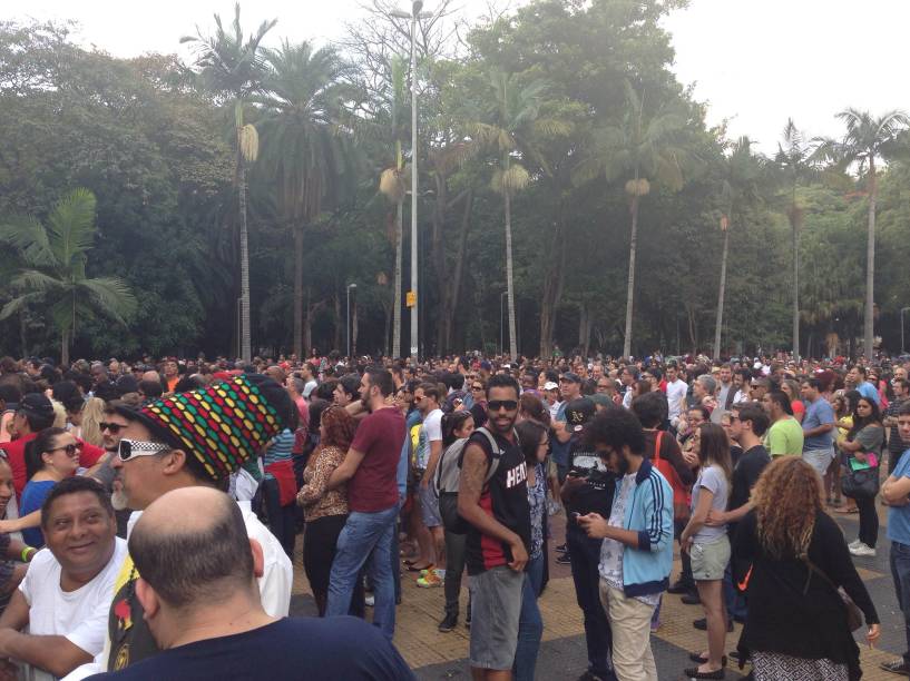	Dom Paulinho Lima & Super Soul come&ccedil;aram o show com uma hora de atraso neste domingo na Pra&ccedil;a da Rep&uacute;blica