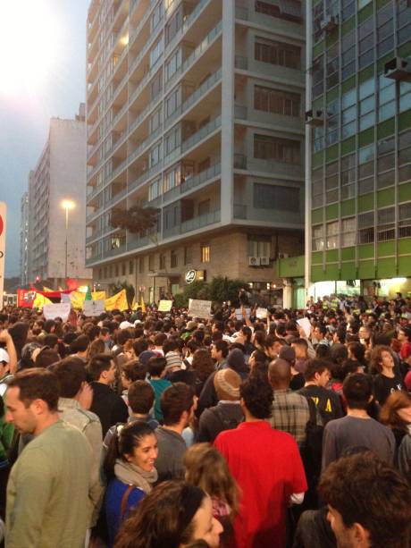 	Protesto contra aumento da tarifa de ônibus: Manifestantes seguem pela Rua da Consolação até a Câmara Municipal