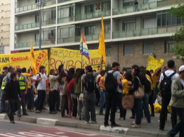 Protesto contra aumento da tarifa de ônibus: Manifestantes se organizam na Praça do Ciclista nesta terça-feira (11) Protesto contra aumento da tarifa de ônibus: Manifestantes se organizam na Praça do Ciclista nesta terça-feira (11)