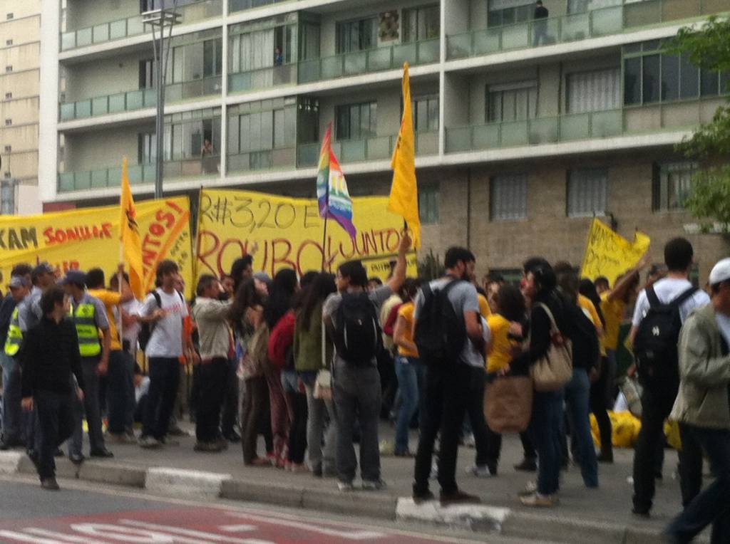 Protesto contra aumento da tarifa de ônibus: Manifestantes se organizam na Praça do Ciclista nesta terça-feira (11) Protesto contra aumento da tarifa de ônibus: Manifestantes se organizam na Praça do Ciclista nesta terça-feira (11)