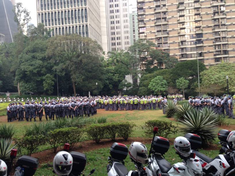 Protesto contra aumento da tarifa de ônibus: Policiais militares reunidos no Parque Trianon para acompanhar a manifestação Protesto contra aumento da tarifa de ônibus: Policiais militares reunidos no Parque Trianon para acompanhar a manifestação