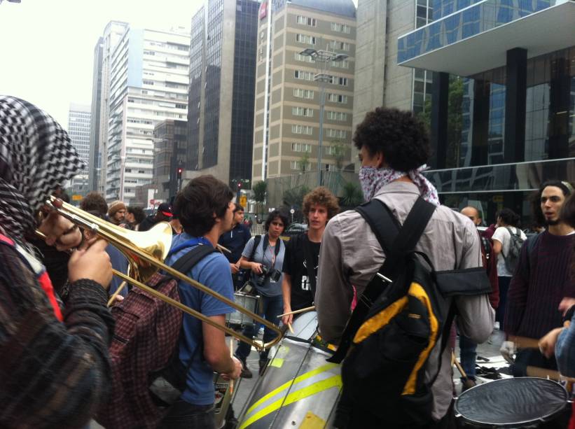 Protesto contra aumento da tarifa de ônibus: banda formada por estudantes se preparar para a manifestação contra o aumento das tarifas do transporte público Protesto contra aumento da tarifa de ônibus: banda formada por estudantes se preparar para a manifestação contra o aumento das tarifas do transporte público
