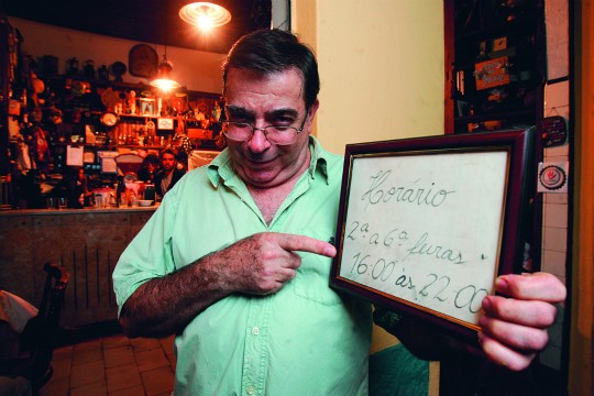 Bares da capital fazem sucesso com atendimento ranzinza