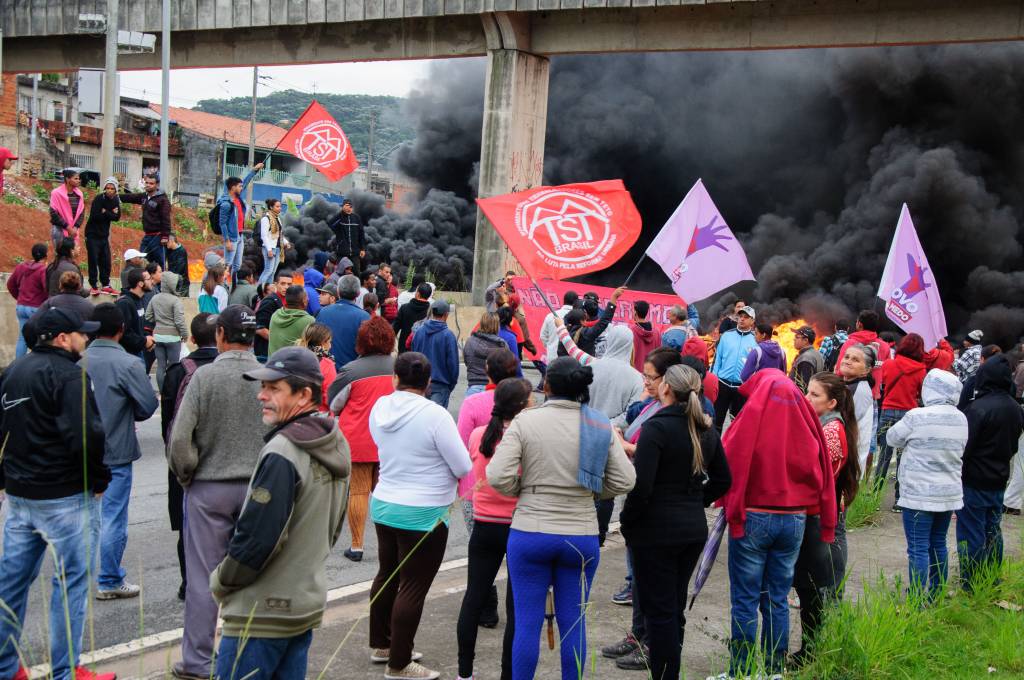 Militante do MTST é baleada durante passeata na Grande São Paulo