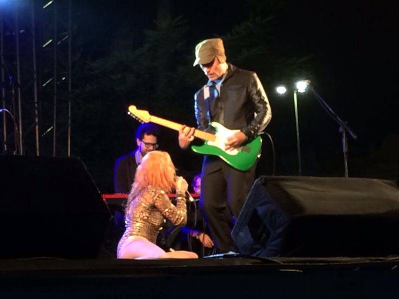 	Karina Buhr e Edgard Scandurra no palco Libero Badar&oacute;