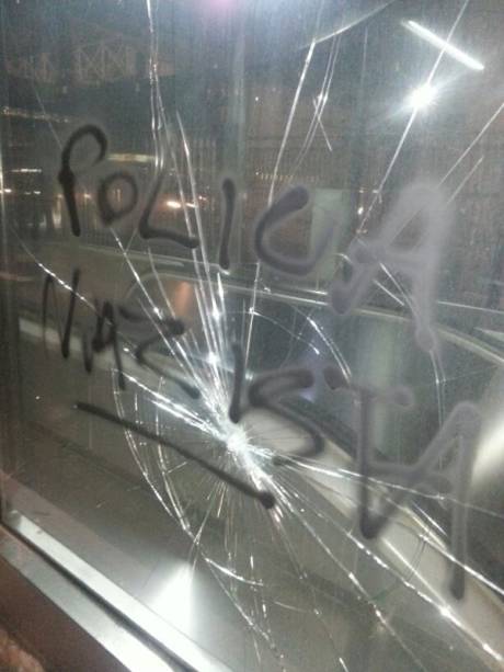 	Na Avenida Paulista, manifesta&ccedil;&atilde;o contra reajuste de &ocirc;nibus deixou estragos