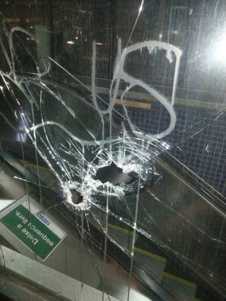 	Na Avenida Paulista, manifesta&ccedil;&atilde;o contra reajuste de &ocirc;nibus deixou estragos