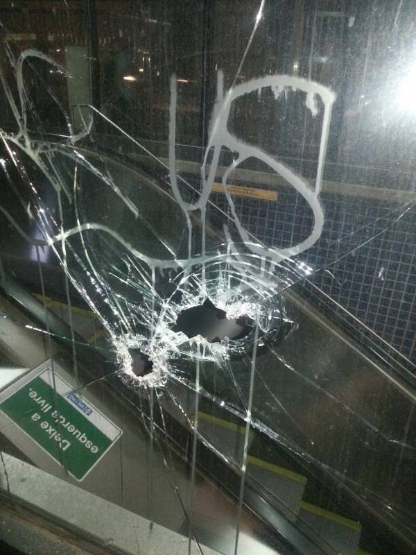 	Na Avenida Paulista, manifesta&ccedil;&atilde;o contra reajuste de &ocirc;nibus deixou estragos