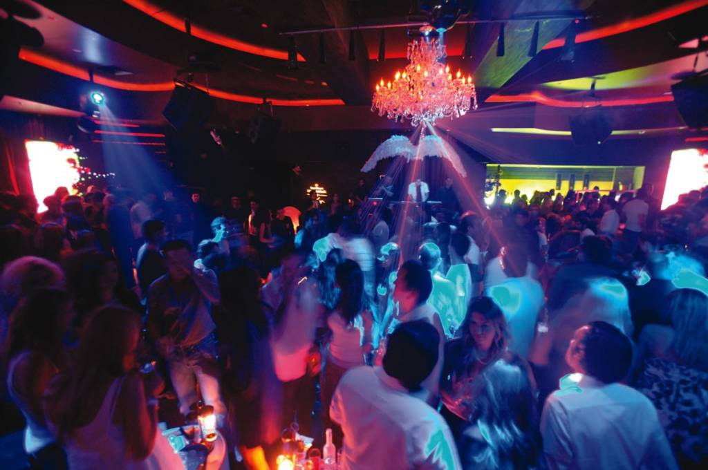 Baladas replicam o modelo de clubes de luxo estrangeiros