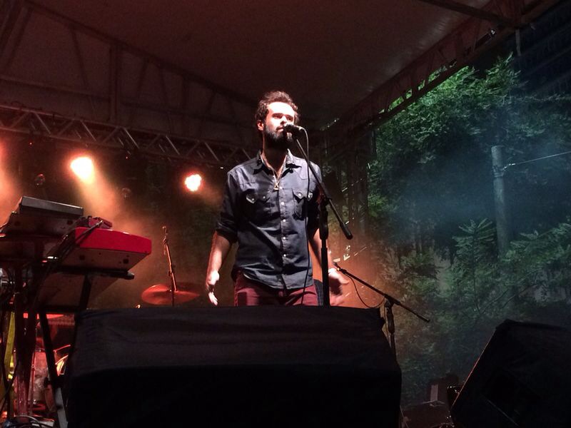 	A apresenta&ccedil;&atilde;o de Marcelo Jeneci no Palco Libero Badar&oacute; come&ccedil;ou com 49 minutos de atraso