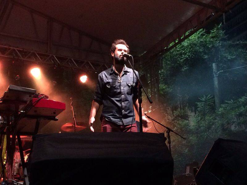 	A apresenta&ccedil;&atilde;o de Marcelo Jeneci no Palco Libero Badar&oacute; come&ccedil;ou com 49 minutos de atraso