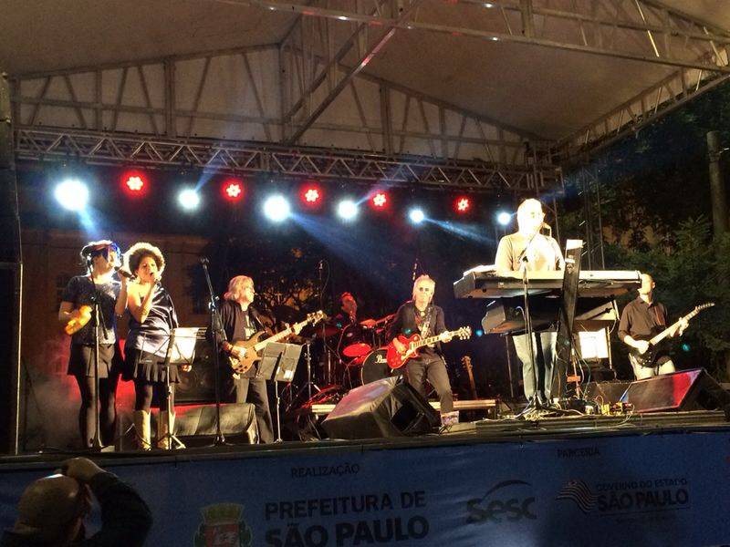 	P&uacute;blico acompanha o show do cantor Guilherme Arantes no Palco Libero Badar&oacute;