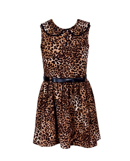 Oncinha tamb&eacute;m para meninas. De algod&atilde;o com poli&eacute;ster e cinto fino j&aacute; acoplado. R$ 69,90. Riachuelo. www.riachuelo.com.br.