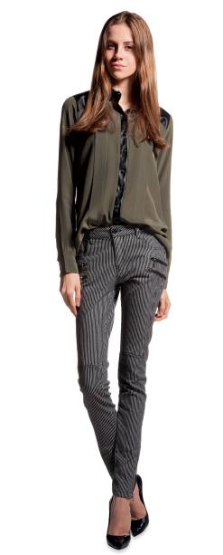 	Camisa Ryan de seda e couro,R$ 727,00. Mixed. Cal&ccedil;a Serena,R$ 560,00. Mixed. Escarpim cl&aacute;ssico, R$ 290,00 o par. Schutz.