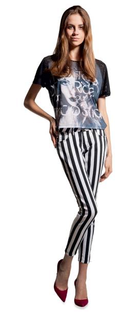 	Camiseta estampada, R$ 29,90. C&A. Cal&ccedil;a de sarja, R$ 69,90. C&A. Escarpim de camur&ccedil;a, R$ 290,00 o par. Schutz