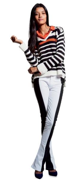 	Camisa de chiffon, R$ 329,00. MOB. Blusa de tric&ocirc;, R$ 299,00. MOB. Cal&ccedil;a, R$ 429,00. MOB. Escarpim de camur&ccedil;a, R$ 300,00 o par. Schutz