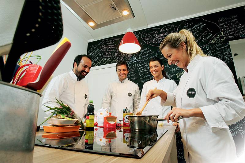 Curso de culinária atrai jovens e socialites