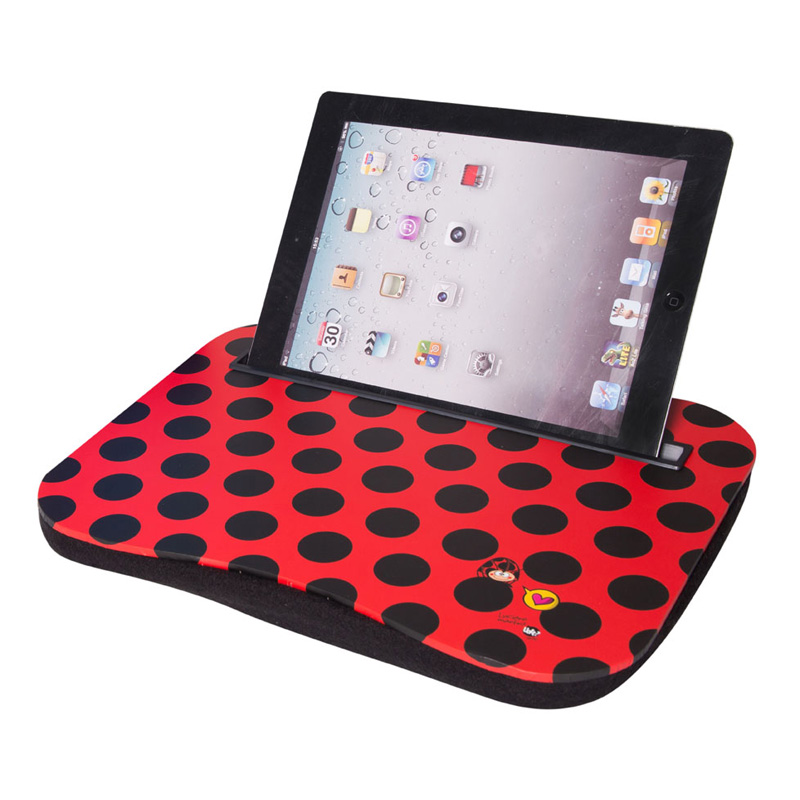 Bandeja para tablet de estampa de joaninha, R$ 75,50, da <a href="https://uatt.com.br/" rel="Uatt" target="_blank">Uatt</a>