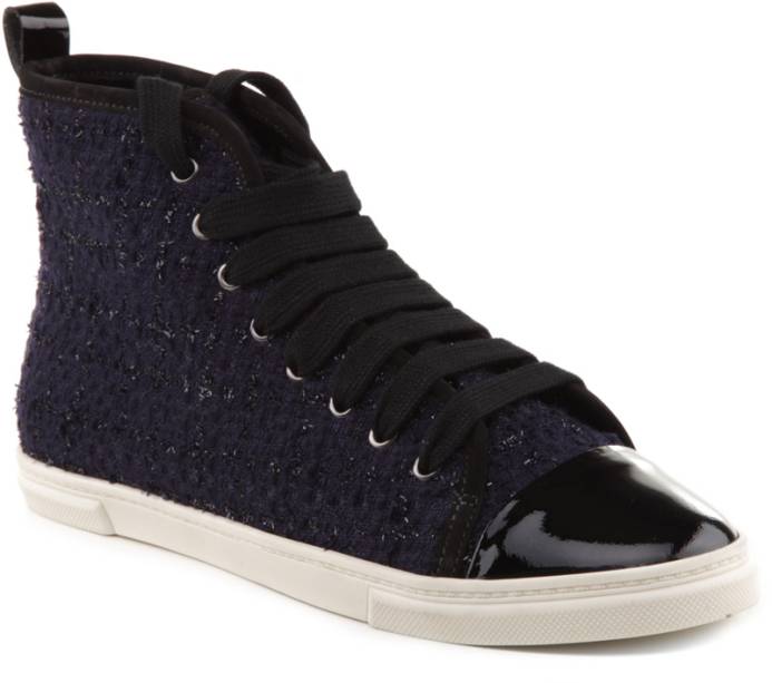 Sneaker com tweed preto e verniz, R$ 350,00, da Schutz, tel.&nbsp;3152-6020