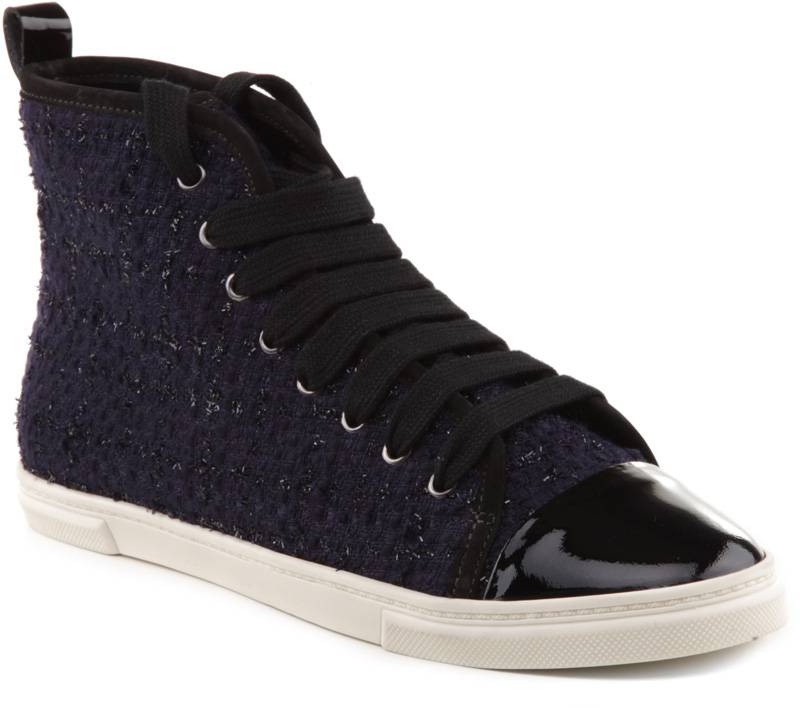 Sneaker com tweed preto e verniz, R$ 350,00, da Schutz, tel.&nbsp;3152-6020