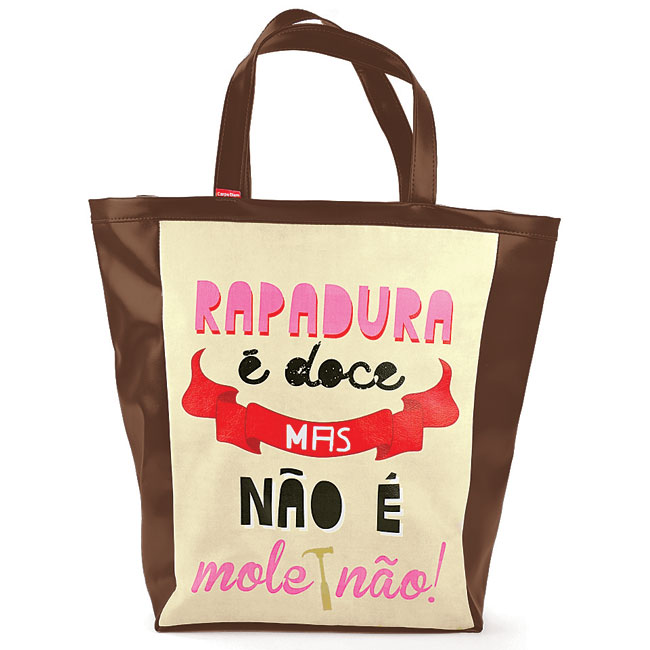 Bolsa Como Dizia Minha V&oacute;, R$ 89,00, da <a href="https://www.designnmaniaa.com.br/siteNovo/" rel="Design Mania" target="_blank">Design Mania</a>