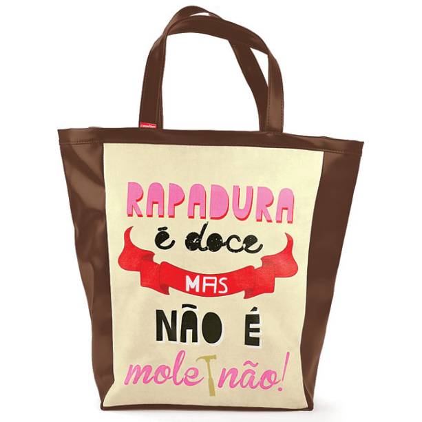 Bolsa Como Dizia Minha V&oacute;, R$ 89,00, da <a href="https://www.designnmaniaa.com.br/siteNovo/" rel="Design Mania" target="_blank">Design Mania</a>